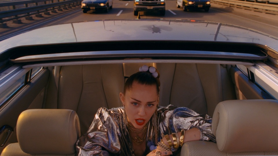 Miley Cyrus feat. Mark Ronson – Nothing Breaks Like a Heart (官方MV) [Master] [1080P 2.09G]
