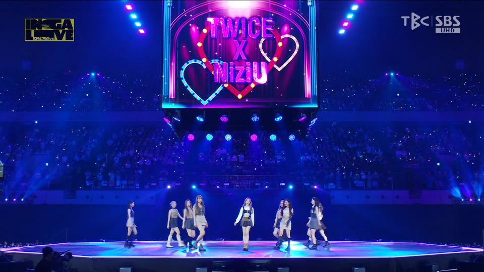 [4K60P] NiziU – What is Love (Inkigayo LIVE IN TOKYO SBS 231008) [UHDTV 2160P 438M]